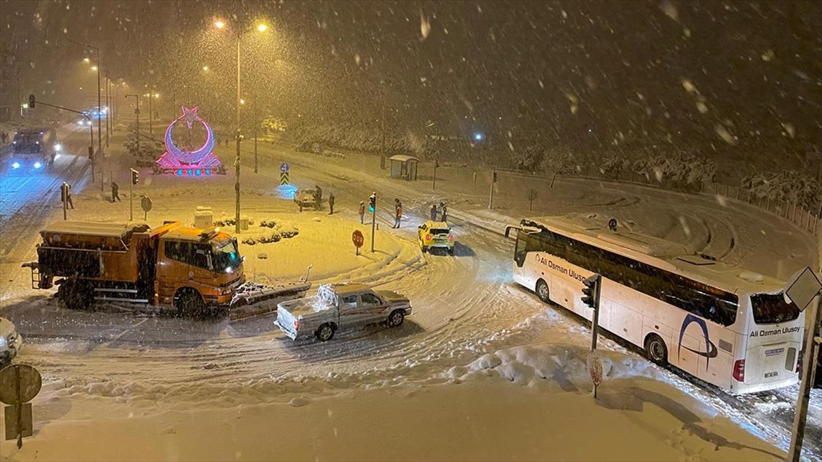 Karadeniz Sahil Yolu’nun Trabzon-Giresun Güzergahı, Iki Tırın Çarpışması Sonucu Ulaşıma Kapandı Haberi