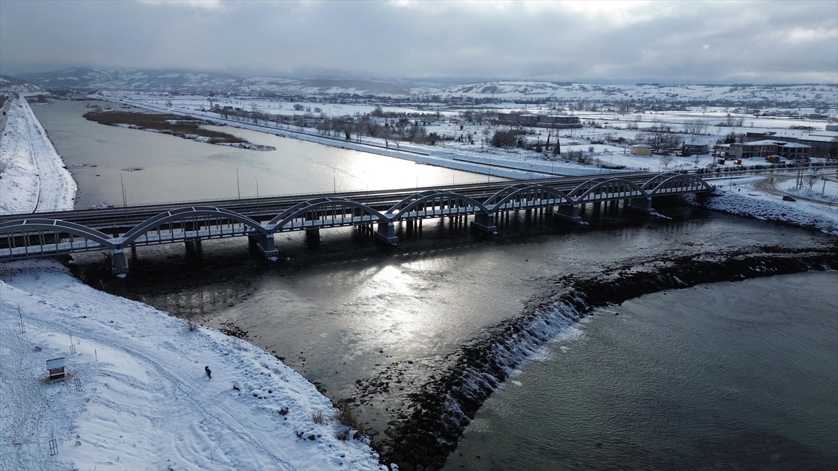 Kızılırmak Nehri Ve Tarihi Çetinkaya Köprüsü Beyaz Örtüyle Kaplandı Haberi