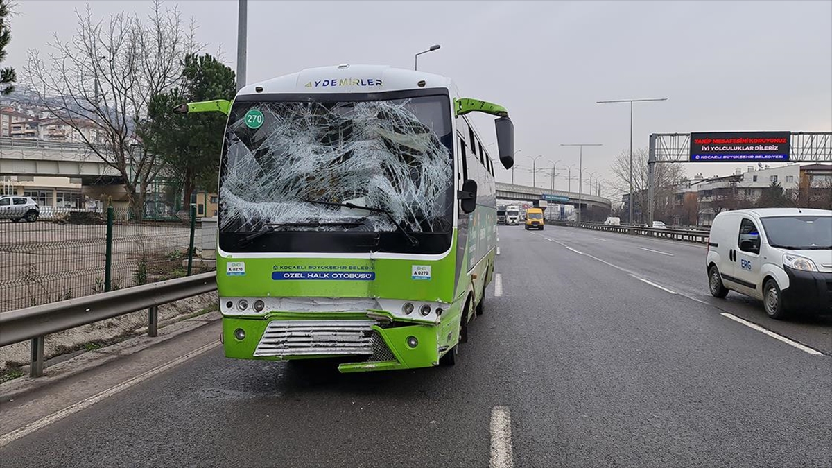 Kocaeli’de Sürücüsü Direksiyon Başında Fenalaşan Otobüsü Durduran Yolcu Macak: Araba Dursun Diye Bariyerlere Vurdum Haberi