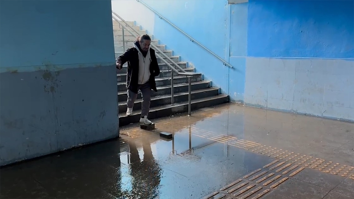 Küçükçekmece’de Alt Geçitteki Su Birikintisi Öğrencilere Zor Anlar Yaşattı Haberi