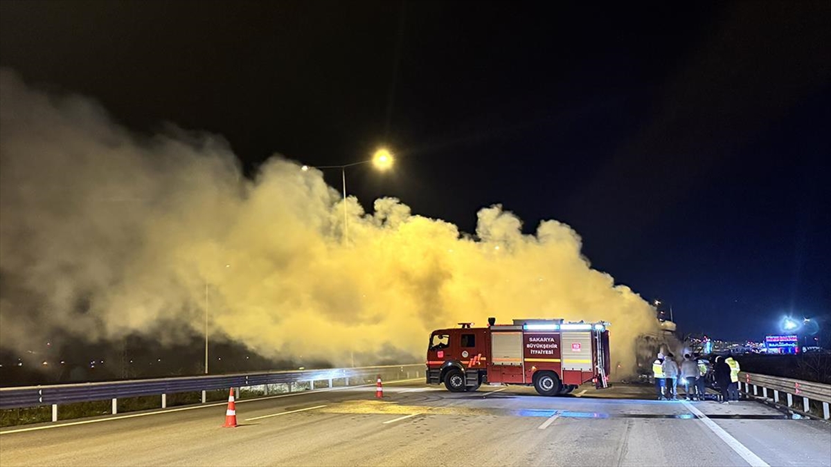 Kuzey Marmara Otoyolu’nun Ankara Istikameti Akyazı Kesiminde Tır Yangını Nedeniyle Trafik Tek Şeritten Sağlanıyor Haberi