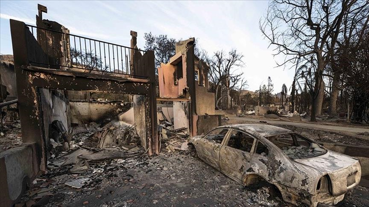 Los Angeles Belediye Başkanı, Yangınlara Müdahalede Ihmali Olduğu Gerekçesiyle Itfaiye Şefini Görevden Aldı Haberi