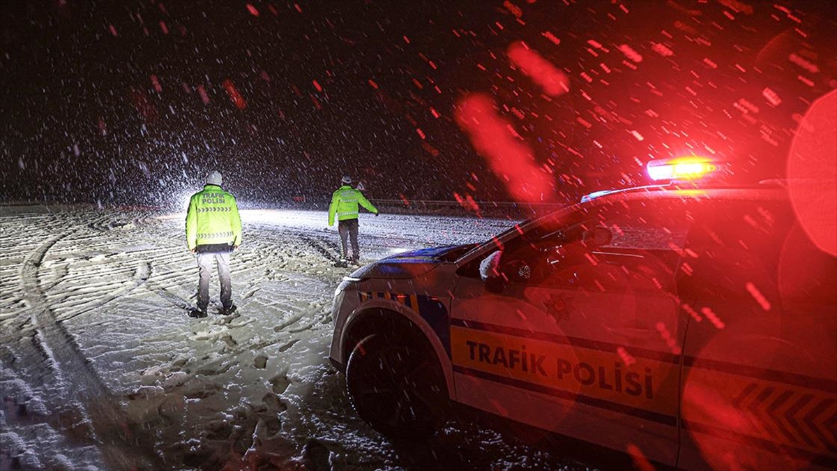 Malatya-Kayseri Kara Yolu Kar Nedeniyle Ağır Tonajlı Araçların Geçişine Kapatıldı Haberi