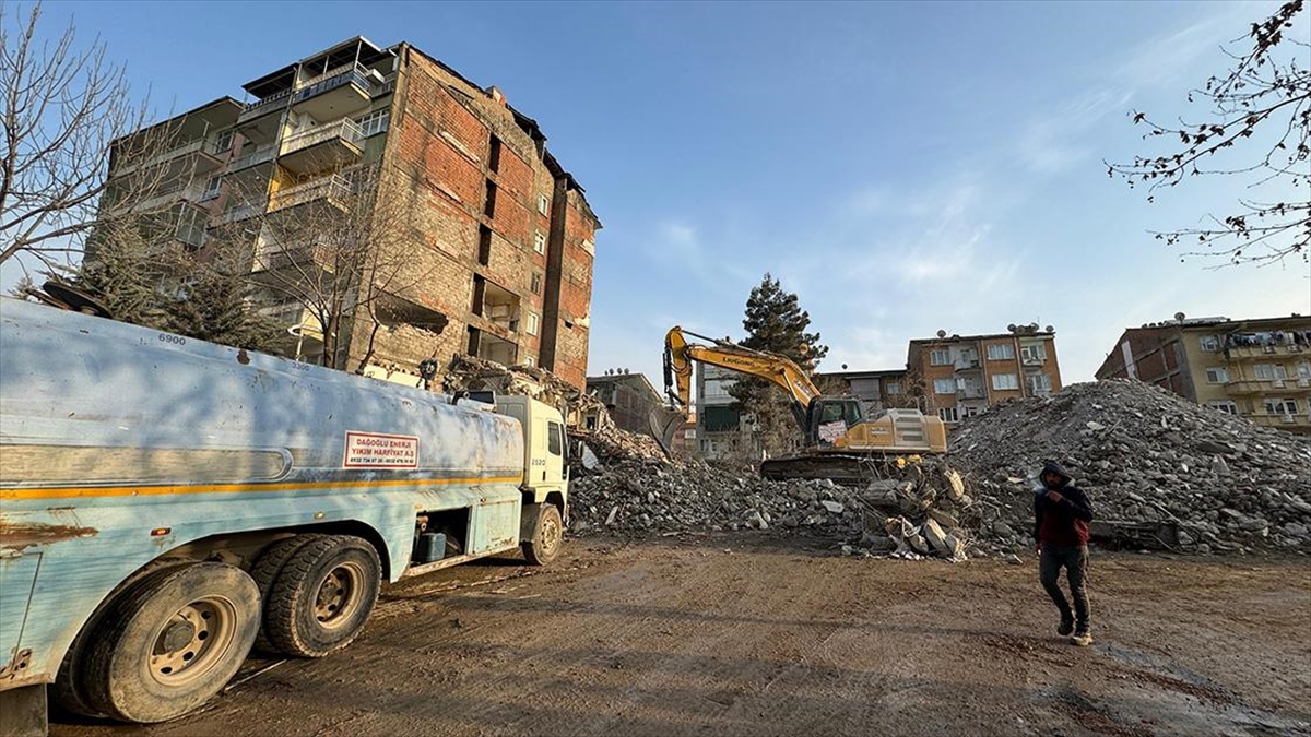 Malatya’da Ağır Hasarlı Bina Yıkılırken Yandaki Apartmana Zarar Verilmesi Üzerine Bina Tahliye Edildi Haberi