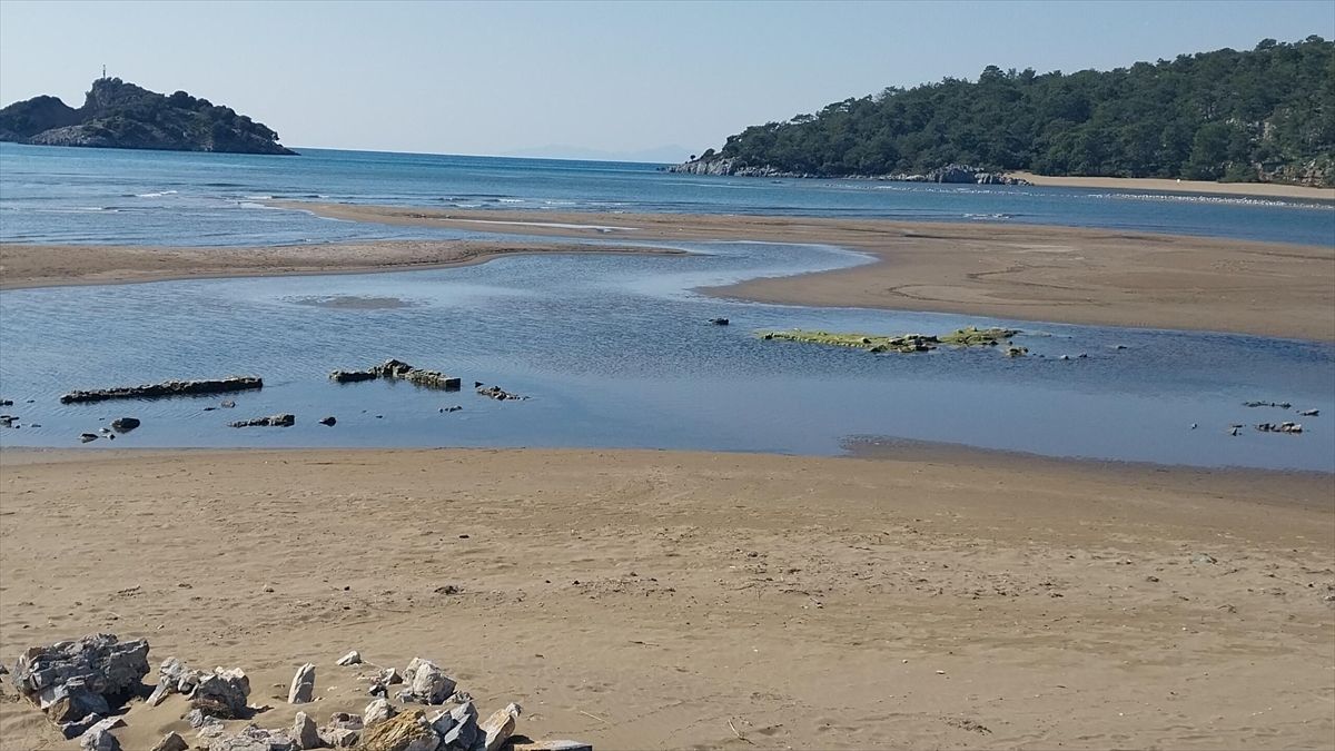 Muğla’da Denizin Çekilmesiyle Tarihi Gümrük Binasının Temeli Ortaya Çıktı Haberi