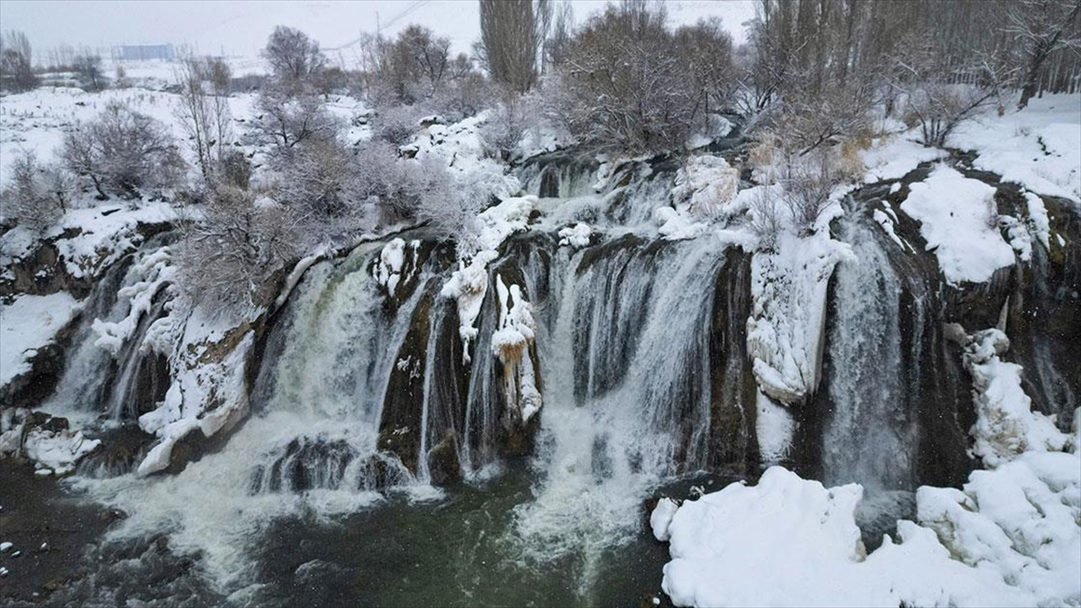 Muradiye Şelalesi’nin Çevresi Beyaza Büründü Haberi