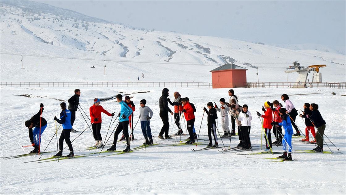 Muşlu Kayakçılar, Soğuk Havada Yarışlara Hazırlanıyor Haberi