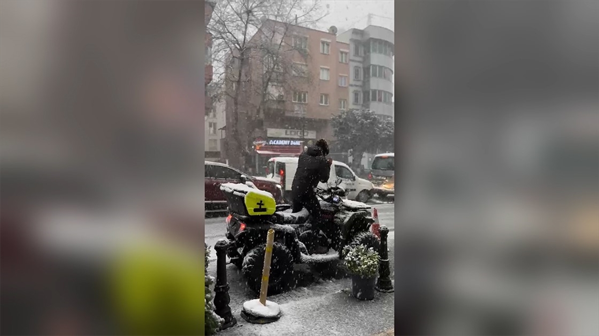 Pendik’te Cep Telefonuyla Arkadaşını Kameraya Çeken Kişi Kaza Anını Yakaladı Haberi