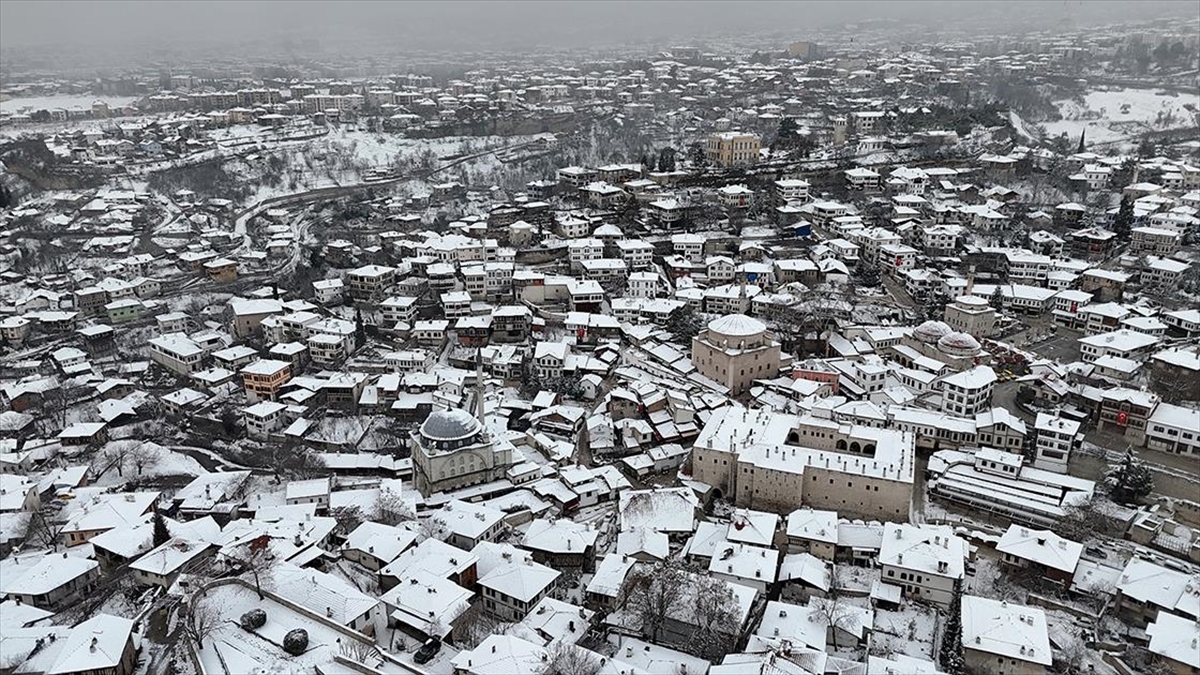 Safranbolu’da Karla Kaplanan Tarihi Yapılar Havadan Görüntülendi Haberi