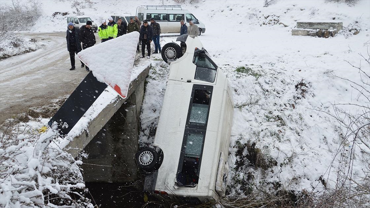 Samsun’da Cenazeye Gidenlerin Bulunduğu Minibüs Devrildi, 15 Kişi Yaralandı Haberi