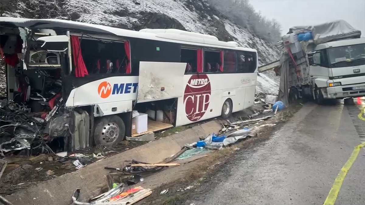 Samsun’da Kamyona Çarpan Yolcu Otobüsünün Sürücüsü Öldü, 16 Yolcu Yaralandı Haberi