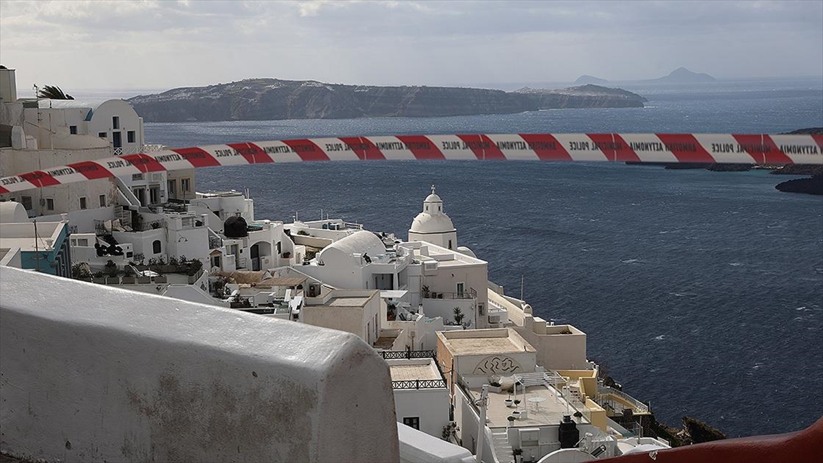 Santorini Adası’nda Halk, Tsunami Riskine Karşı Önlem Almaya Başladı Haberi