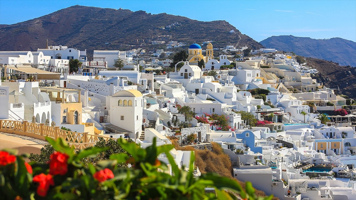 Santorini Adası’ndaki Sismik Hareketlilik Nedeniyle Eğitime 1 Gün Ara Verildi Haberi