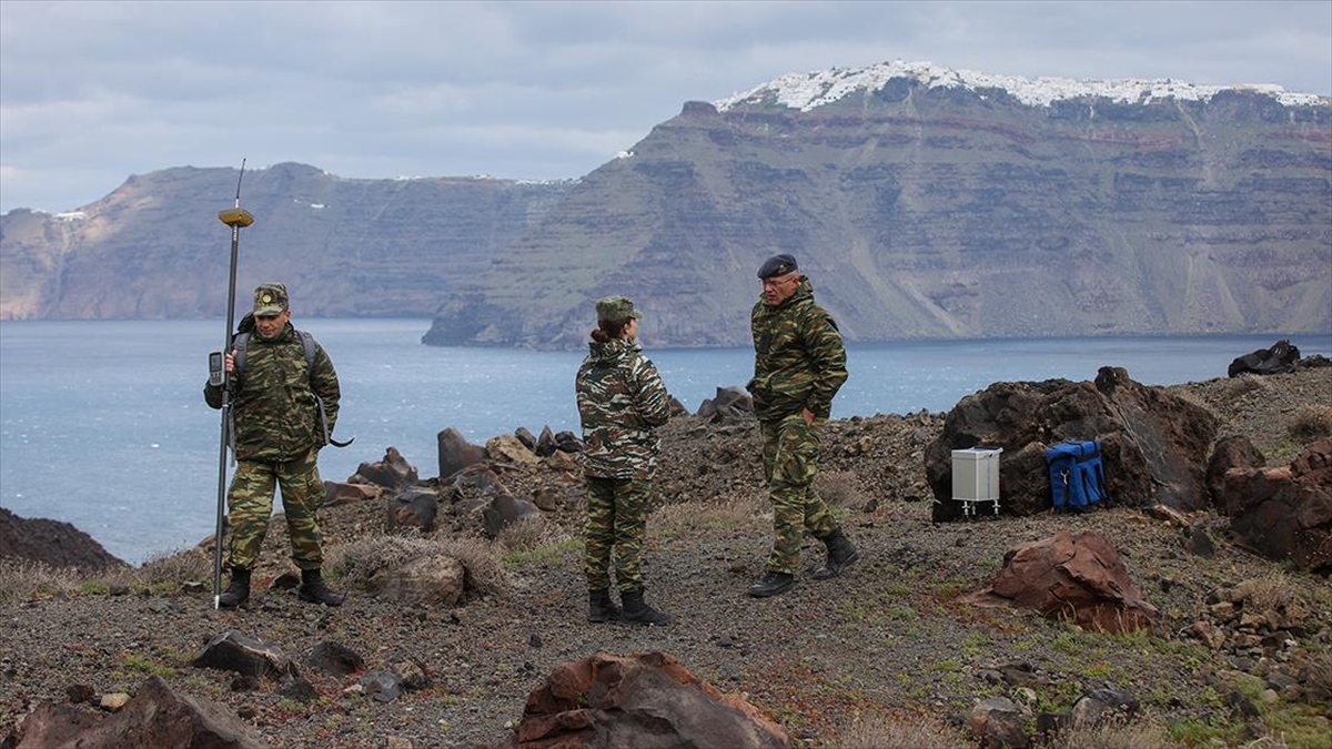 Santorini’de Uzmanlar Ve Ordu Mensupları Sismik Hareketliliği Inceledi Haberi