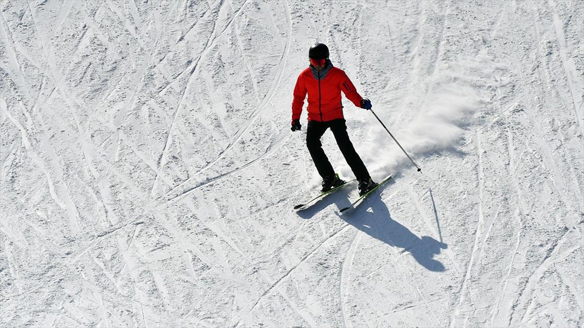 Sarıkamış Kayak Merkezi’nde Kayak Keyfi Sürüyor Haberi