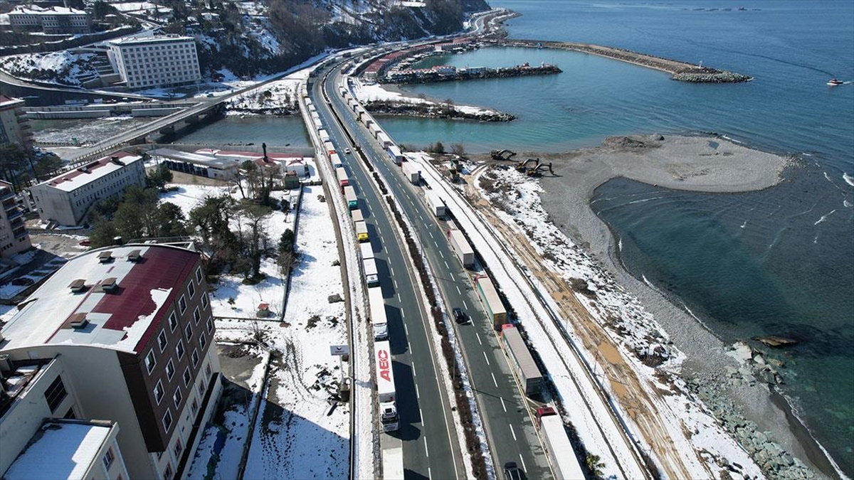 Sarp Sınır Kapısı Ve Karadeniz Sahil Yolu’nda Tır Yoğunluğu Oluştu Haberi