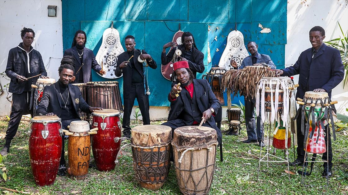 Senegalli Müzik Grubu Ngueweul Rythme, Ülkenin Tüm Perküsyonlarını Bir Araya Getiriyor Haberi