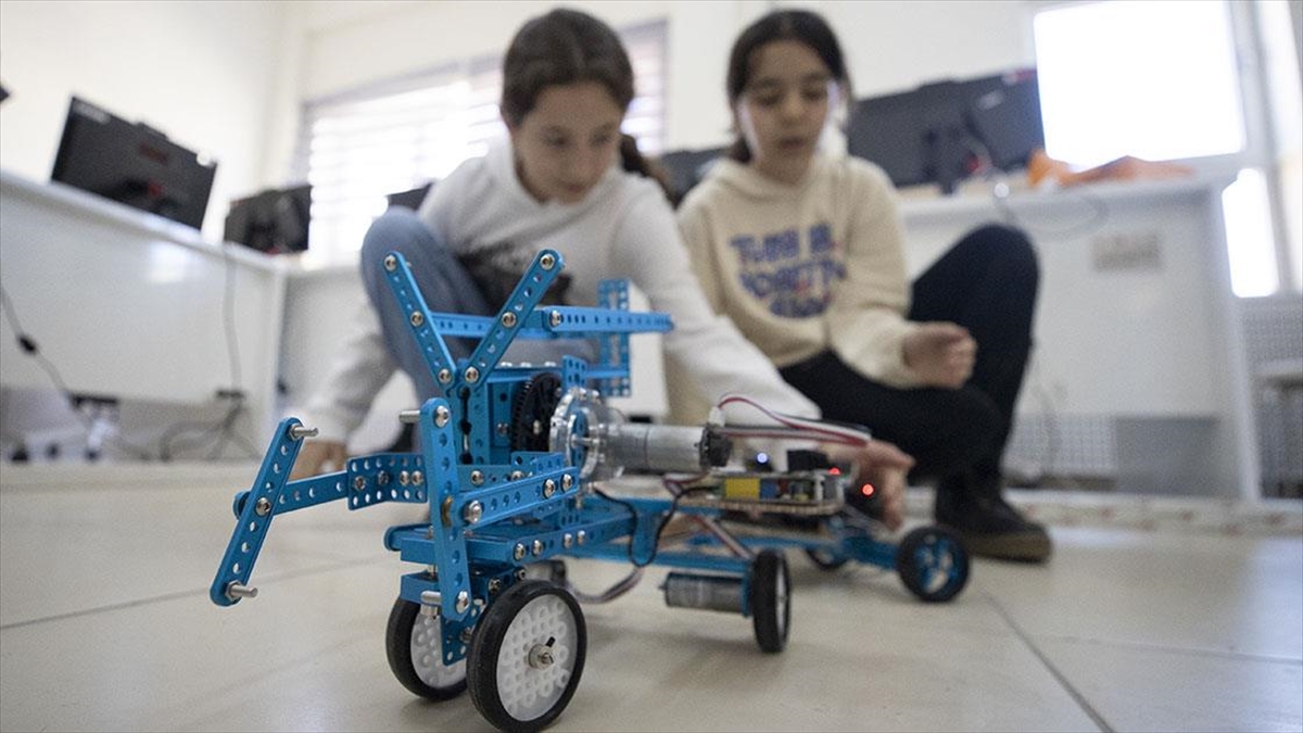 Tunceli’de Öğrenciler Robotik Kodlamayla Hayatı Kolaylaştıracak Projeler Üretiyor Haberi