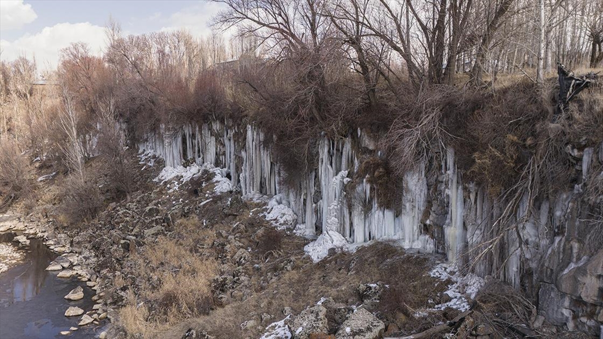 Van’da Koçköprü Kanyonu’nda Buz Sarkıtları Oluştu Haberi