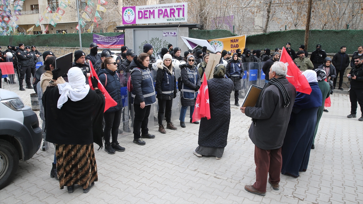 Vanlı Aileler, Dem Parti İl Başkanlığı Önündeki Eylemlerini Sürdürdü Haberi