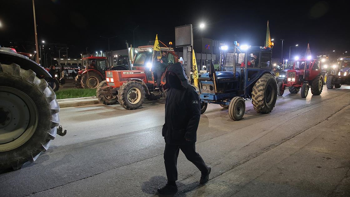 Yunanistan’da Çiftçiler Traktörleriyle Eylem Yaptı Haberi