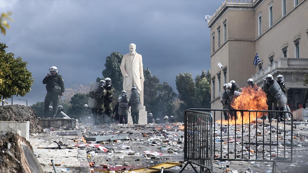 Yunanistan’da Düzenlenen Gösterilerde Polis Ve Protestocular Arasında Arbede Çıktı Haberi