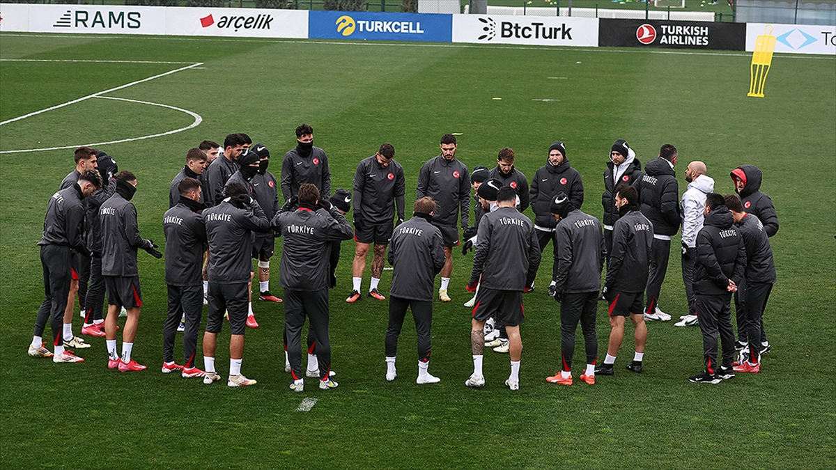 A Milli Futbol Takımı, Macaristan Maçının Hazırlıklarını Yağmur Altında Sürdürdü Haberi