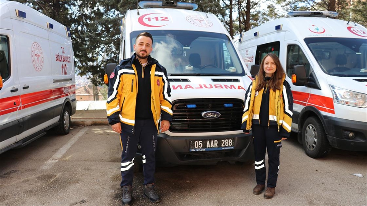 Acil Tıp Teknisyeni Abla Kardeş Aynı Ambulansta Görev Yapıyor Haberi