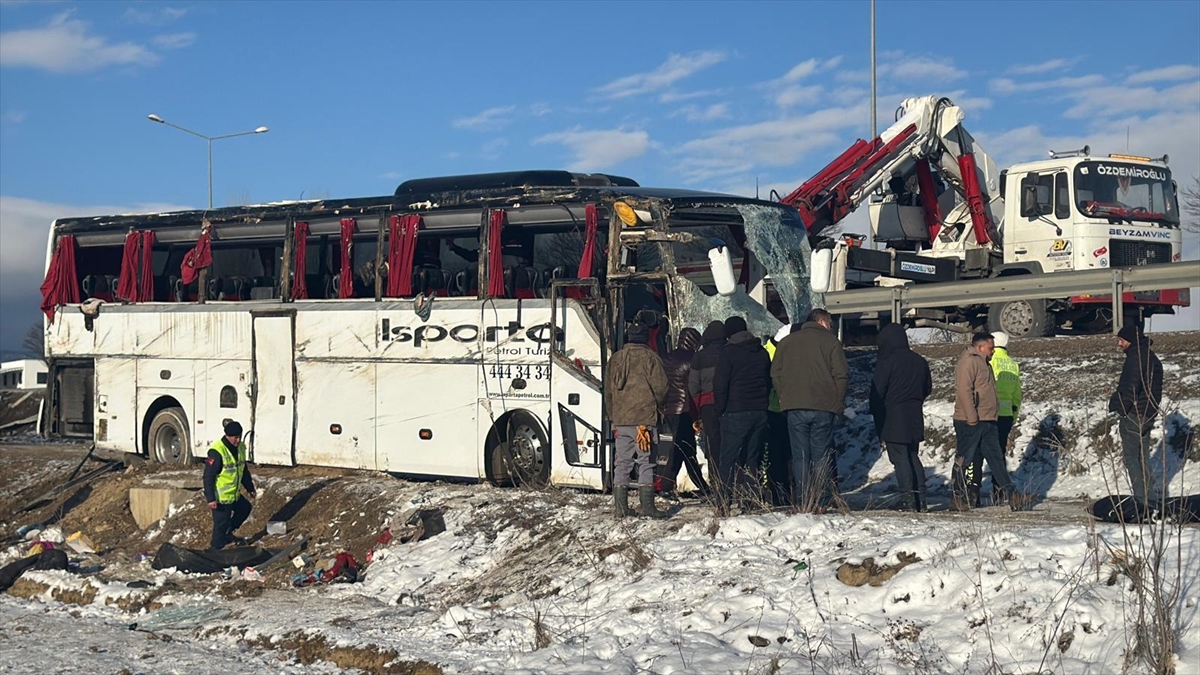 Afyonkarahisar’da Yolcu Otobüsü Şarampole Devrildi, 1 Kişi Öldü, 25 Kişi Yaralandı Haberi