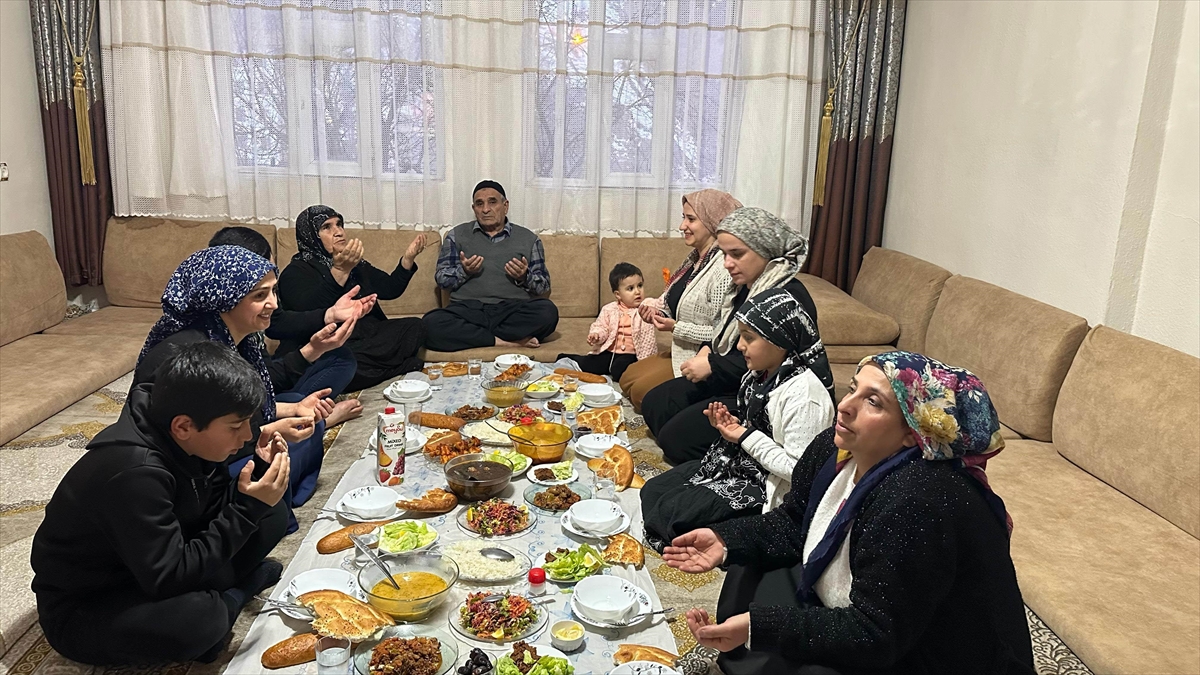 Akşam Ezanının En Erken Okunduğu Yerlerden Şemdinli’de Ilk Iftar Yapıldı Haberi