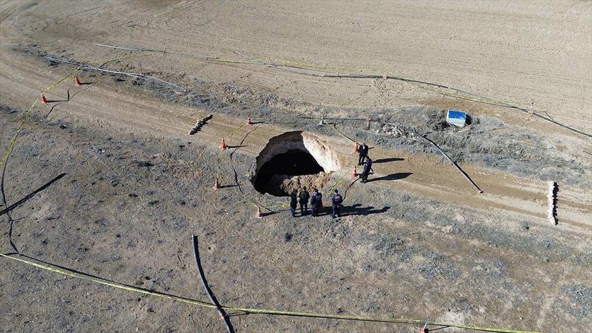 Aksaray’da 15 Metre Derinliğinde Obruk Oluştu Haberi