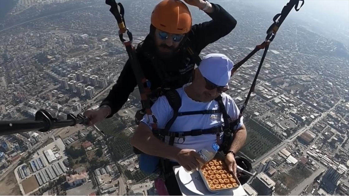 Amanos Dağları’ndan Paraşütle Atlayıp Gökyüzünde Baklava Yaptılar Haberi