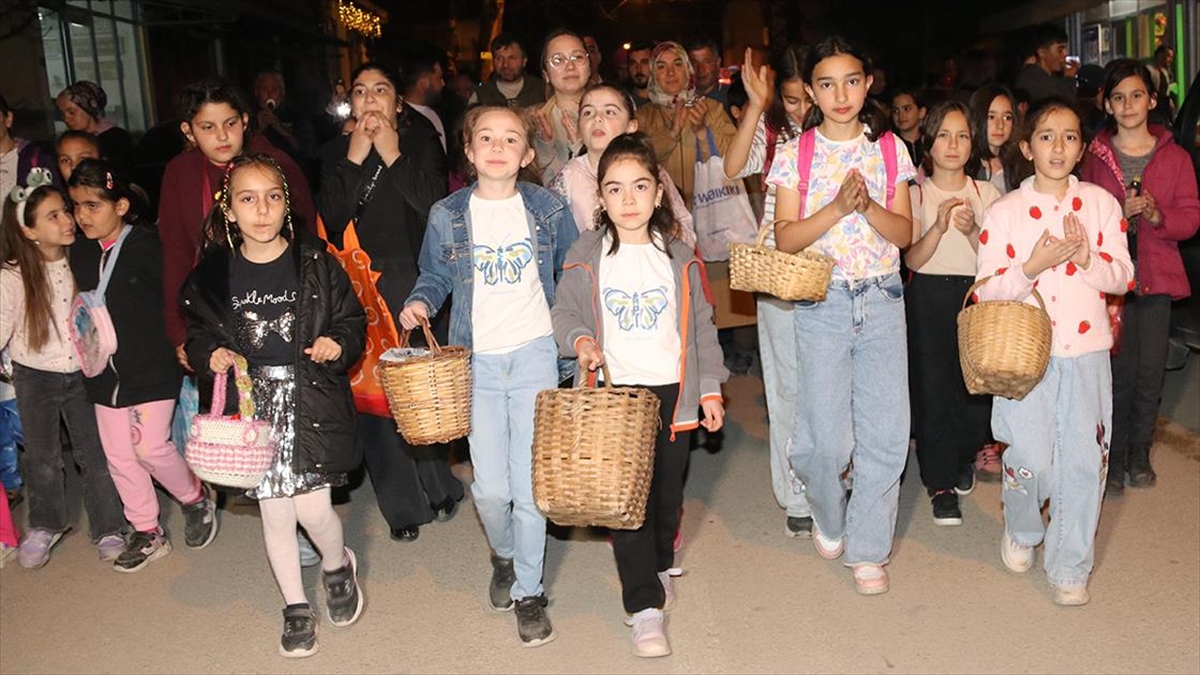 Amasya’da 152 Yıllık Ramazan Geleneği “Sepet Sallama” Sürdürülüyor Haberi