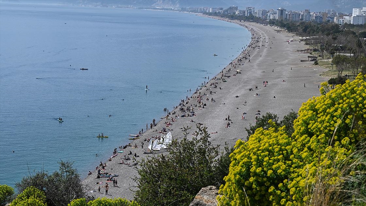 Antalya’da Güneşli Havayı Fırsat Bilenler Sahillerde Yoğunluk Oluşturdu Haberi