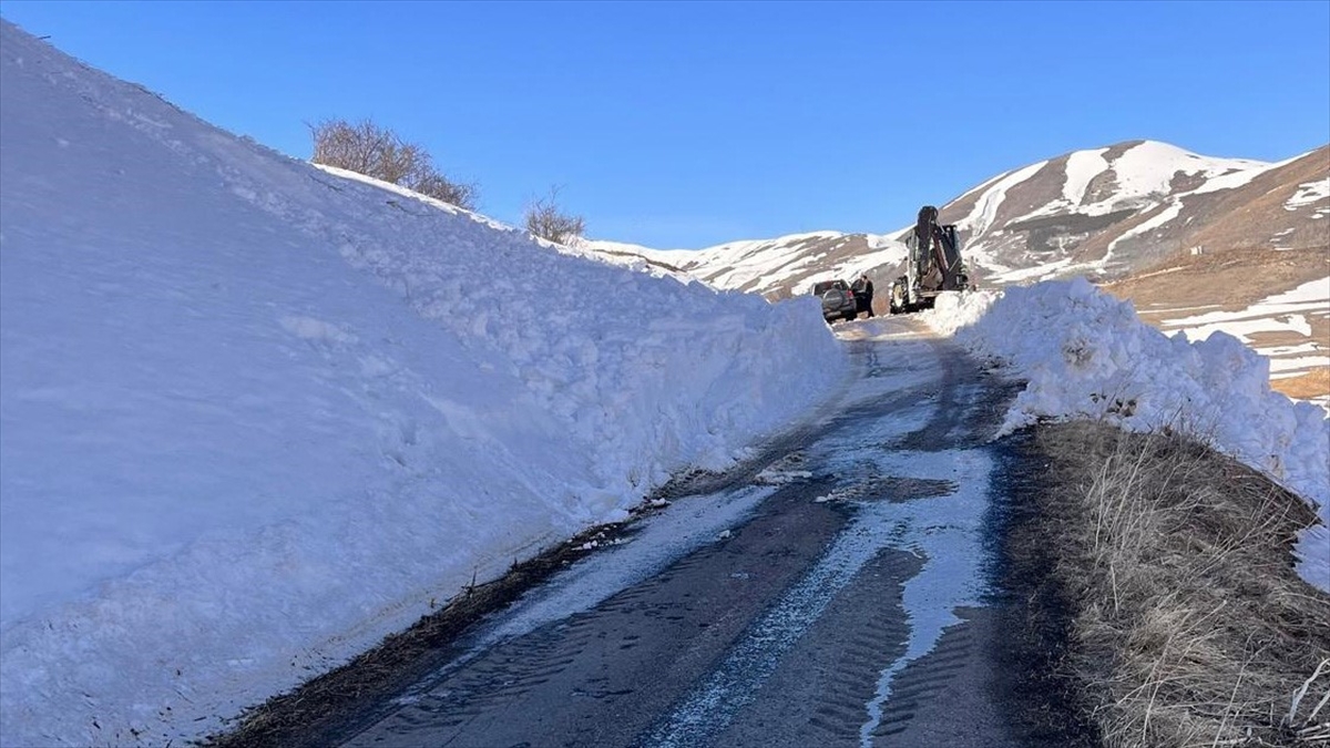 Ardahan’da Çığ Nedeniyle Kapanan 2 Köy Yolu Ulaşıma Açıldı Haberi