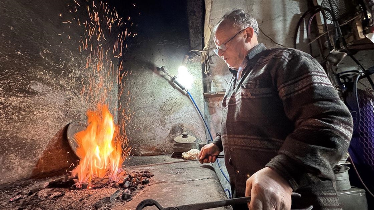 Baba Mesleği Kalaycılığı 57 Yıldır Sürdürüyor Haberi