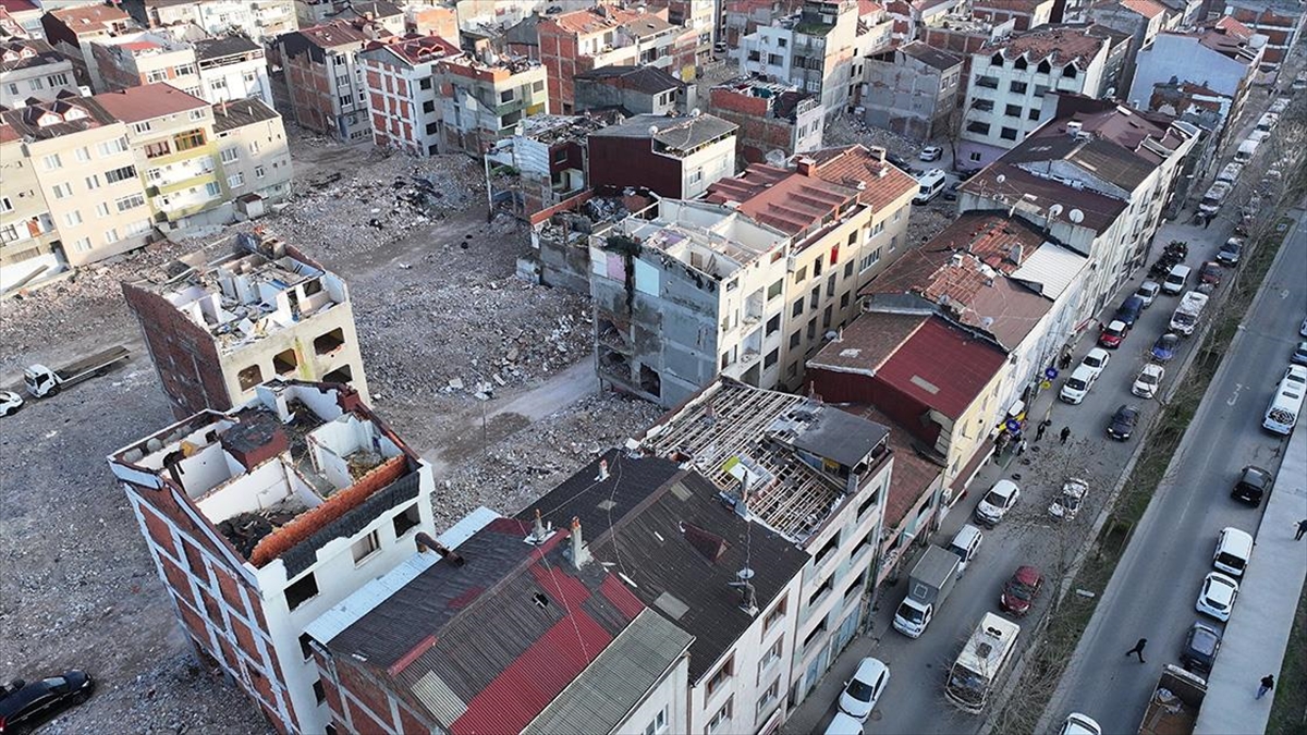 Bayrampaşa’da Tamamlanmayan Kentsel Dönüşüm Sahası Mahalle Sakinlerini Tedirgin Ediyor Haberi