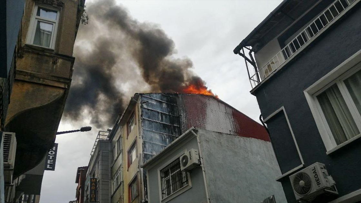 Beyoğlu’nda Çöpleri Yakan Kişi 4 Katlı Binada Yangına Neden Oldu Haberi