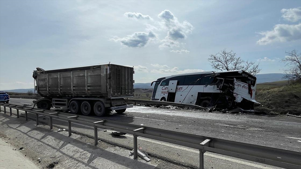 Bilecik’te Tırın Yolcu Otobüsüne Arkadan Çarptığı Kazada 11 Kişi Yaralandı Haberi