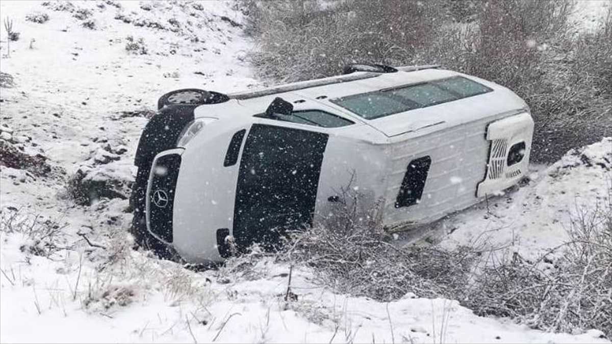 Bingöl’de Minibüsün Şarampole Devrilmesi Sonucu 9 Kişi Yaralandı Haberi