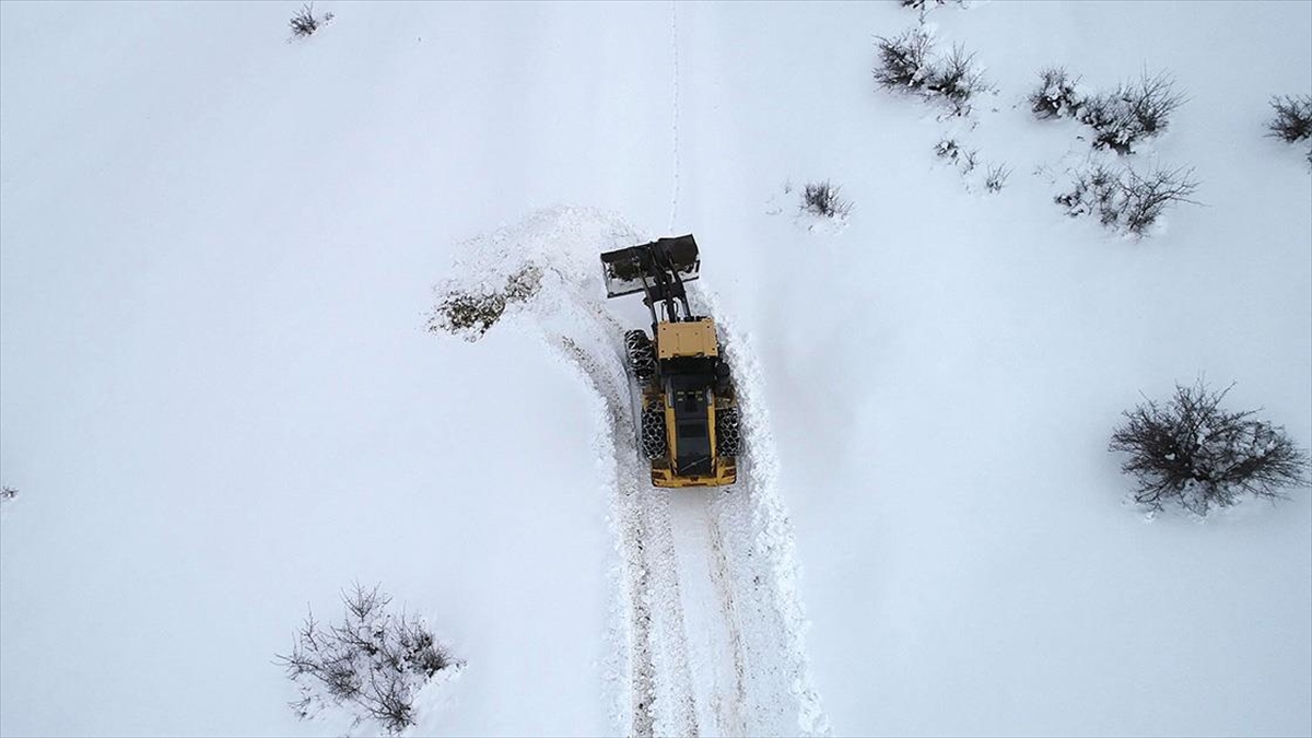 Bitlis’te Kardan Kapanan Kilometrelerce Yolu Açık Tutmak Için Mesai Yapıyorlar Haberi