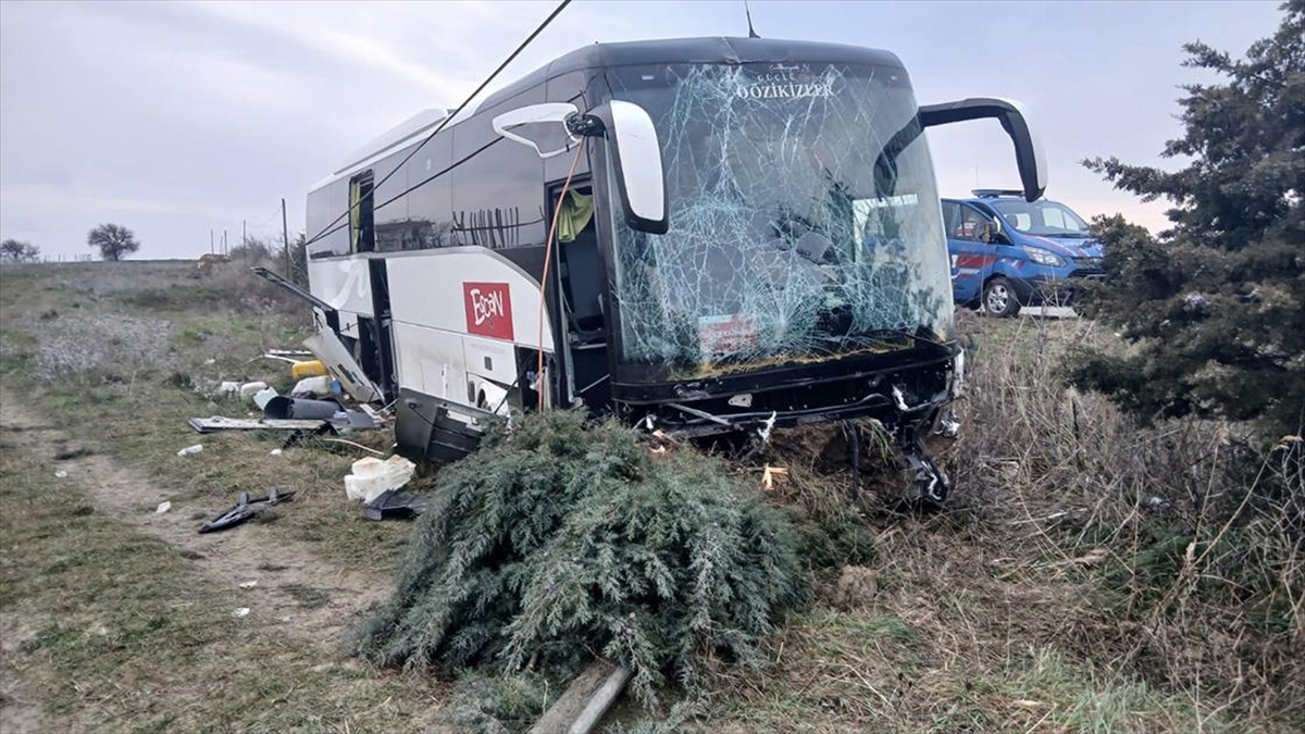 Çanakkale’de Yoldan Çıkıp Boş Araziye Giren Tur Otobüsündeki 37 Kişi Yaralandı Haberi