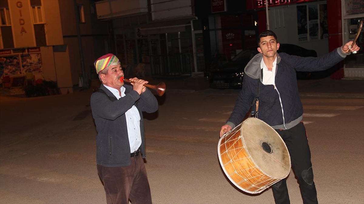 Çorum’da Baba Oğul Davul Zurnayla Vatandaşları Sahura Kaldırıyor Haberi