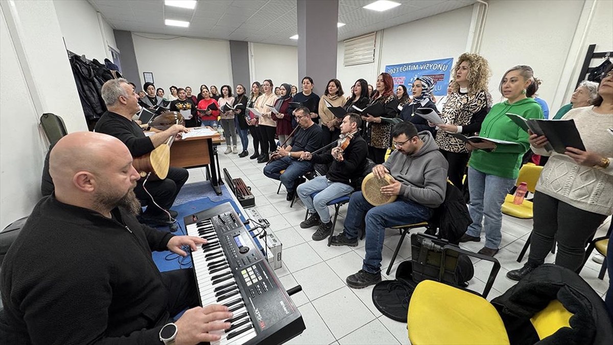 Çorum’da Ev Hanımlarının Kurduğu “Sahnenin Sultanları Korosu” Konsere Hazırlanıyor Haberi