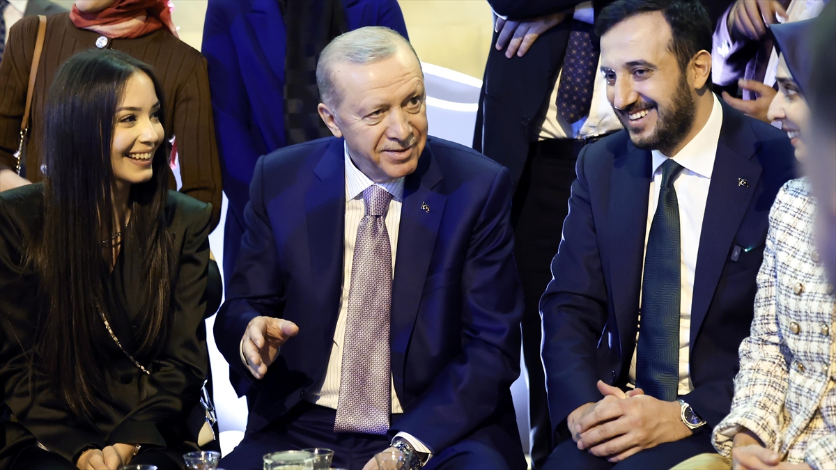 Cumhurbaşkanı Erdoğan, Ak Parti İstanbul İl Başkanlığı’nda Gençlerle Bir Araya Geldi Haberi