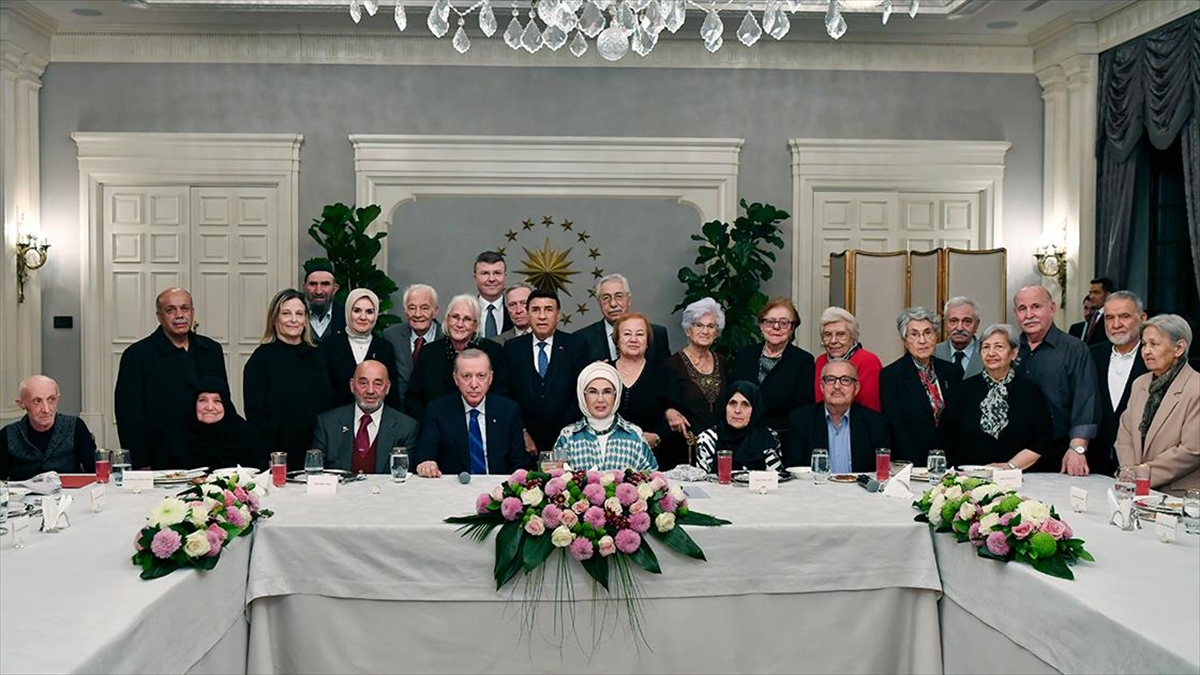 Cumhurbaşkanı Erdoğan’dan Eşi Emine Erdoğan’ın Yaşlılarla Iftarına Sürpriz Ziyaret Haberi