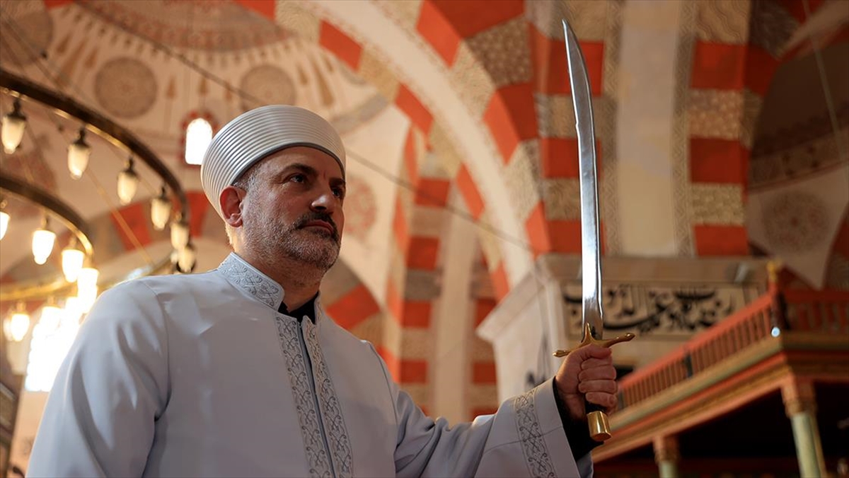 Edirne Eski Cami’de “Kılıçla Hutbe” Geleneği Asırlardır Sürüyor Haberi