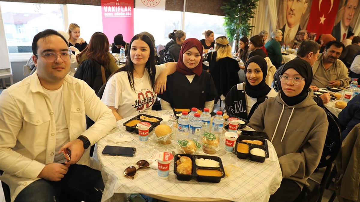 Edirne Vakıflar Bölge Müdürlüğü Her Gün 1500 Kişiyi Iftar Sofralarında Buluşturuyor Haberi