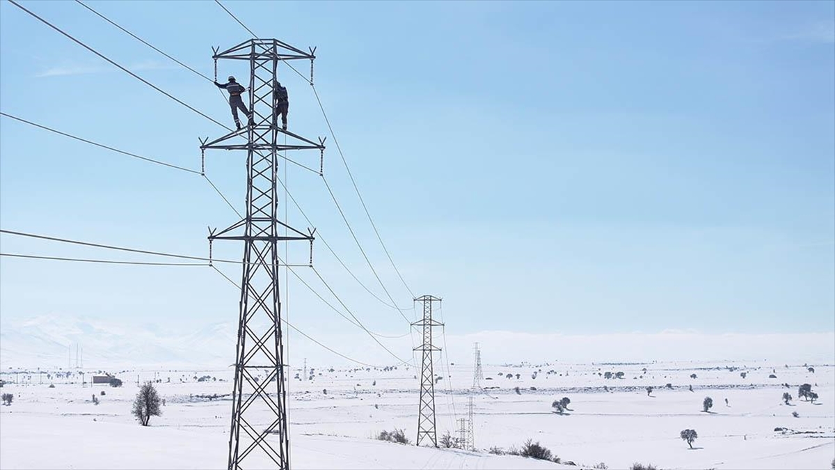 Elektrik Arıza Ekipleri Kara Kışta Zorlu Mesaide Haberi