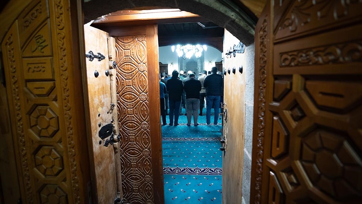 Erzurum’daki Ayazpaşa Camii’nde Asırlardır Hatimle Teravih Namazı Kılınıyor Haberi